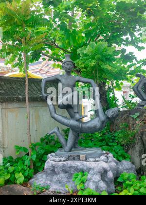 Scultura al Wat po che mostra i principi del massaggio tailandese (Bangkok/Thailandia) Foto Stock