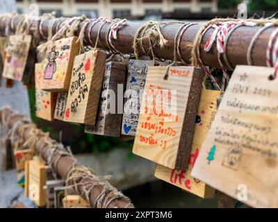 Il ponte decorato verso la Khlong Bang Luang Artist House (Bangkok/Thailandia) Foto Stock