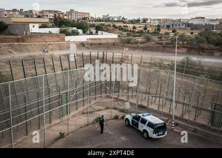 Una recinzione di confine ad alta sicurezza a Melilla, l'enclave spagnola in Nord Africa, caratterizzata da alte recinzioni a strati con telecamere di sorveglianza, sensori di movimento e una pattuglia in loco. Fotografato nel giugno 2012. Foto Stock