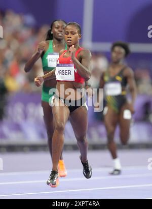 Parigi, Francia. 7 agosto 2024. Salwa Eid Naser (davanti) del Bahrein gareggia durante la 400 semifinale femminile di atletica leggera ai Giochi Olimpici di Parigi 2024 a Parigi, Francia, 7 agosto 2024. Crediti: Lui Siu Wai/Xinhua/Alamy Live News Foto Stock