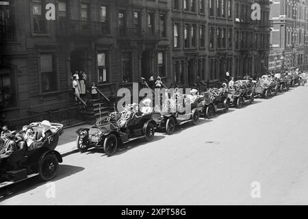 Auto rides for Crippled Children, New York City 25 maggio 1908. Foto Stock