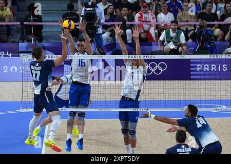 Parigi, Italia. 7 agosto 2024. Yuri Romanò dell'Italia e Roberto Russo dell'Italia durante una semifinale di pallavolo maschile contro l'Italia alle Olimpiadi estive 2024, mercoledì 7 agosto 2024, a Parigi, Francia. ( Crediti: LaPresse/Alamy Live News Foto Stock