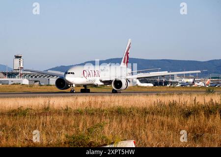 Qatar Airways Cargo, Boeing 777, Landung, Symbolbild, EuroAirport Basel Mulhouse, Schweiz, Frankreich, Kennzeichen A7-BFF, Boeing 777, Luftfracht, Flughafen, Luftfahrt, Frachttransport, Cargo, Luftfahrtindustrie, Flugzeug, Globalertransport, compagnia aerea, Logistik, Luftverkehr, Frachtgesellschaft, Flugzeug, Startbahn, Landebahn Basel EuroAirport Basel Mulhouse F Baden-Wuerttemberg Frankreich *** Qatar Airways Cargo, Boeing 777, atterraggio, immagine simbolica, EuroAirport Basel Mulhouse, Svizzera, Francia, targa A7 BFF, Boeing 777, trasporto aereo, aeroporto, aviazione, trasporto merci, merci, aviatio Foto Stock