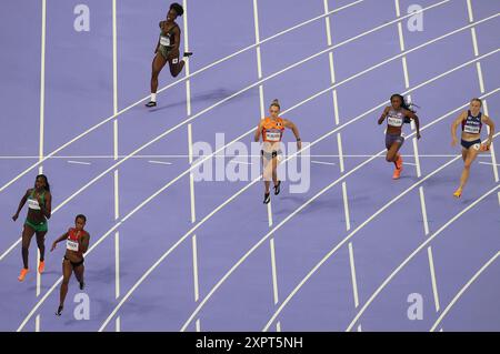 Parigi, Francia. 7 agosto 2024. Salwa Eid Naser (2° L) del Bahrain gareggia durante la 400 semifinale femminile di atletica leggera ai Giochi Olimpici di Parigi 2024 a Parigi, Francia, 7 agosto 2024. Crediti: Li Jing/Xinhua/Alamy Live News Foto Stock