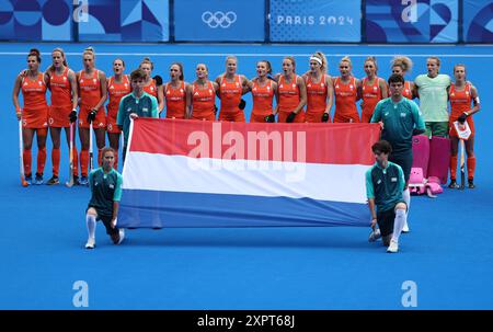 Colombes, Francia. 7 agosto 2024. La squadra olandese partecipa a una cerimonia di inno nazionale in vista della semifinale di hockey femminile tra i Paesi Bassi e l'Argentina ai Giochi Olimpici di Parigi 2024 a Colombes, Francia, 7 agosto 2024. Crediti: Ren Pengfei/Xinhua/Alamy Live News Foto Stock