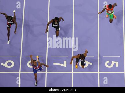 Parigi, Francia. 7 agosto 2024. Quincy Hall of the United States (2nd L), Matthew Hudson-Smith (2nd R) della Gran Bretagna e Muzala Samukonga (C) dello Zambia competono durante i 400 m finali maschili di atletica leggera ai Giochi Olimpici di Parigi 2024 a Parigi, Francia, 7 agosto 2024. Crediti: Li Jing/Xinhua/Alamy Live News Foto Stock