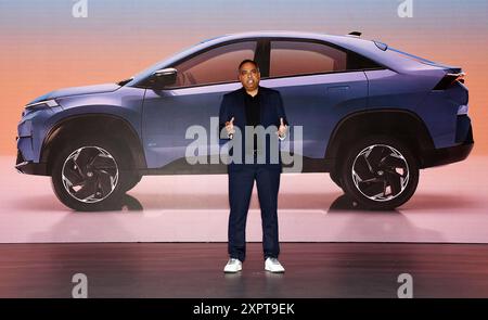 Mumbai, India. 7 agosto 2024. Shailesh Chandra, Managing Director, Tata Passenger Vehicles Limited e Tata Passenger Electric Mobility Limited intervengono al lancio della Tata Curvv EV SUV coupé. Credito: SOPA Images Limited/Alamy Live News Foto Stock