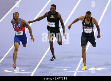 Parigi, Francia. 7 agosto 2024. Quincy Hall of the United States (L), Matthew Hudson-Smith (R) of Britain e Muzala Samukonga of Zambia competono durante la finale maschile di atletica leggera dei 400 m ai Giochi Olimpici di Parigi 2024 a Parigi, Francia, 7 agosto 2024. Crediti: Li Gang/Xinhua/Alamy Live News Foto Stock