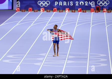 PARIGI, FRANCIA. 7 agosto 2024. La Quincy Hall del Team United States celebra la vittoria della medaglia d'oro dopo la finale maschile dei 400 m il giorno dodici dei Giochi Olimpici di Parigi 2024 allo Stade de France, Parigi, Francia. Crediti: Craig Mercer/Alamy Live News Foto Stock