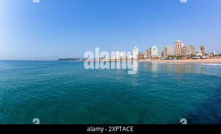 Fronte spiaggia di Durban acque blu cristalline dell'oceano lungo la costa con moli pubblici, moli, hotel e condomini con clima tropicale panoramico Foto Stock