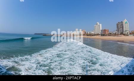 Fronte spiaggia di Durban acque blu cristalline dell'oceano lungo la costa con moli pubblici, moli, hotel e condomini con clima tropicale panoramico Foto Stock