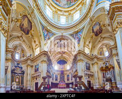 BERGAMO, ITALIA - 7 APRILE 2022: Panorama con Cappella maggiore (Cappella principale) del Duomo di Bergamo (Duomo di Bergamo) con motivi dorati, boscosa intagliata Foto Stock