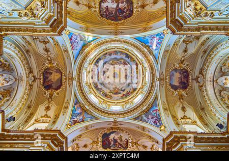 BERGAMO, ITALIA - 7 APRILE 2022: La splendida volta e la cupola dipinta del Duomo di Sant'Alessandro con motivi dorati, elementi dipinti e intagli, Foto Stock