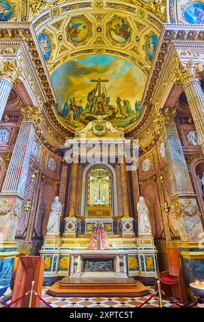 BERGAMO, ITALIA - 7 APRILE 2022: La Cappella medievale del Crocifisso con altare scolpito, colonne in pietra, dipinti e riccamente d Foto Stock