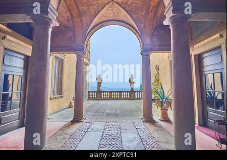 BERGAMO, ITALIA - 7 APRILE 2022: Il suggestivo cortile scultoreo dello storico Palazzo terzi, Bergamo, Italia Foto Stock