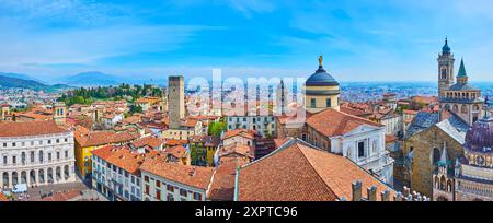 Panorama con torri e cupole (Torre Gombito, Duomo, Basilica di Santa Maria maggiore, Cappella Colleoni) e tetti di Piazza Duomo, Bergamo, Italia Foto Stock