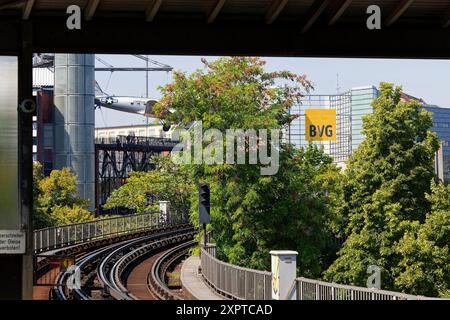 Hochbahnzug der Berliner U-Bahn 2024-08-07 Deutschland, Berlin Kleinprofil-Stammstrecke der Berliner U-Bahn, Die stählerne Hochbahn zwischen den Stationen Warschauer Straße in Friedrichshain und Gleisdreick in Kreuzberg, heute das Zuhause der Linien U1 und U3 mit Zügen der Alt-Baureihen G und A3L-sowie der Nereihen der HK Baureihen. Im Bild der Blick vom U-Bf. Möckernbrücke in Richtung Gleisdreieck mit dem Rosinenbomber auf dem Dach des Deutschen Technikmuseum. *** Treno sopraelevato della metropolitana di Berlino 2024 08 07 Germania, Berlino piccolo profilo linea principale della metropolitana di Berlino, l'acciaio el Foto Stock