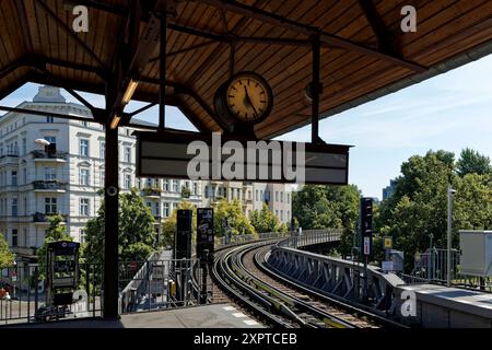 BF Schlesisches Tor der Berliner U-Bahn 2024-08-07 Deutschland, Berlin Kleinprofil-Stammstrecke der Berliner U-Bahn, Die stählerne Hochbahn zwischen den Stationen Warschauer Straße in Friedrichshain und Gleisdreick in Kreuzberg, heute das Zuhause der Linien U1 und U3 Zügen der Alt-Baureihen der HK-Baureihen und HK-Baureihen der HK-Isowihen und Hu-Baureihen und HK-Isowihen und HK-Isohen. Im Bild der Blick vom BAF Schlesisches auf die Kurve zur Oberbaumbrücke. *** Stazione Schlesisches Tor della metropolitana di Berlino 2024 08 07 Germania, Berlino piccolo profilo linea principale della metropolitana di Berlino, la linea sopraelevata in acciaio tra le stazioni di Warschau Foto Stock