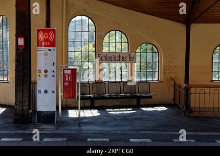 Hochbahnzug der Berliner U-Bahn 2024-08-07 Deutschland, Berlin Kleinprofil-Stammstrecke der Berliner U-Bahn, Die stählerne Hochbahn zwischen den Stationen Warschauer Straße in Friedrichshain und Gleisdreick in Kreuzberg, heute das Zuhause der Linien U1 und U3 mit Zügen der Alt-Baureihen G und A3L-sowie der Nereihen der HK Baureihen. Im Bild Interieur des Bahnhofs Schlesisches Tor. *** Treno sopraelevato della metropolitana di Berlino 2024 08 07 Germania, Berlino piccolo profilo linea principale della metropolitana di Berlino, la linea sopraelevata in acciaio tra le stazioni di Warschauer Straße a Friedrichshain e Gleisdreic Foto Stock