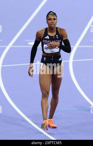 PARIGI, FRANCIA. 7 agosto 2024. Amber Anning del Team Great Britain reagisce dopo il caldo della semifinale femminile di 400 m svoltasi il 12° giorno dei Giochi Olimpici di Parigi 2024 allo Stade de France, Parigi, Francia. Crediti: Craig Mercer/Alamy Live News Foto Stock