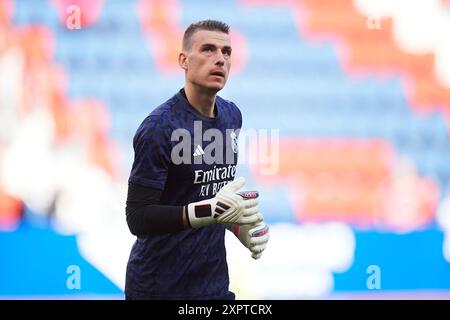 Andriy Lunin del Real Madrid CF si riscalda prima della partita LaLiga EA Sports tra CA Osasuna e Real Madrid allo stadio El Sadar il 16 marzo 2024, Foto Stock