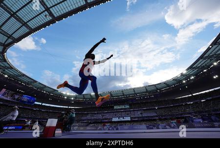 Parigi, Francia. 7 agosto 2024. Lazaro Martinez di Cuba gareggia nelle qualifiche del Triple Jump maschile durante la gara di atletica leggera dei Giochi Olimpici di Parigi 2024 allo Stade de France di Parigi, Francia, mercoledì 7 agosto 2024. Foto di Paul Hanna/UPI. Crediti: UPI/Alamy Live News Foto Stock