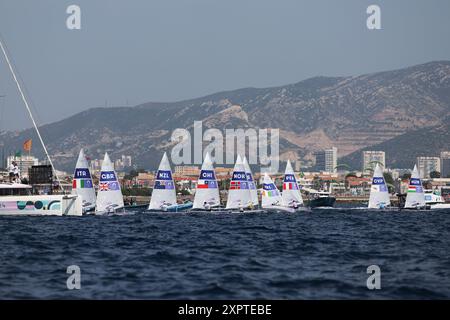 Marsiglia, Francia. 7 agosto 2024. Gli atleti gareggiano durante la gara della medaglia maschile di gommone delle gare veliche dei Giochi Olimpici di Parigi 2024 al Marsiglia Marina di Marsiglia, Francia, 7 agosto 2024. Crediti: Zheng Huansong/Xinhua/Alamy Live News Foto Stock