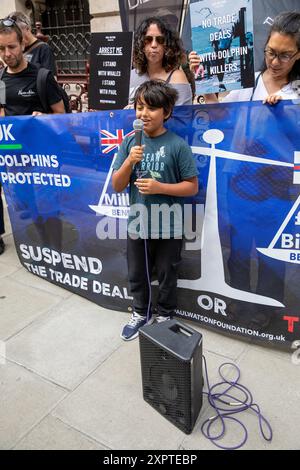 Un ragazzino che usa un microfono fa un discorso davanti a uno striscione di protesta.durante TA, un ragazzino fa un discorso usando un microfono durante una dimostrazione.si raduna. I sostenitori dell'attivista anti-baleniera Paul Watson tennero una manifestazione fuori dal Foreign and Commonwealth Office a Westminster, nel centro di Londra. Il piccolo gruppo di manifestanti chiede il suo immediato rilascio. Il fondatore e co-fondatore di Greenpeace è stato arrestato in Groenlandia con un mandato di arresto internazionale e ora sta per essere deportato in Giappone. Il settantacinquenne fu accusato di aver violato e aggredito un Giappone Foto Stock