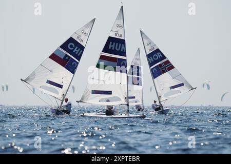 Marsiglia, Francia. 7 agosto 2024. Gli atleti gareggiano durante la gara della medaglia maschile di gommone delle gare veliche dei Giochi Olimpici di Parigi 2024 al Marsiglia Marina di Marsiglia, Francia, 7 agosto 2024. Crediti: Zheng Huansong/Xinhua/Alamy Live News Foto Stock