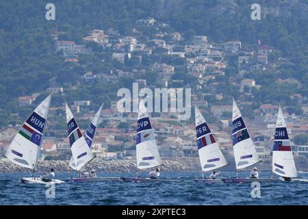 Marsiglia, Francia. 7 agosto 2024. Gli atleti gareggiano durante la gara della medaglia maschile di gommone delle gare veliche dei Giochi Olimpici di Parigi 2024 al Marsiglia Marina di Marsiglia, Francia, 7 agosto 2024. Crediti: Zheng Huansong/Xinhua/Alamy Live News Foto Stock