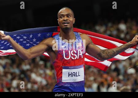 Parigi, Francia. 7 agosto 2024. Quincy Hall of the U.S. celebra dopo aver vinto la finale maschile dei 400 m durante la gara di atletica leggera dei Giochi Olimpici di Parigi 2024 allo Stade de France di Parigi, Francia, mercoledì 7 agosto 2024. Matthew Hudson-Smith della Gran Bretagna vinse l'argento e Muzala Samukonga dello Zambia prese il bronzo. Foto di Hugo Philpott/UPI. Crediti: UPI/Alamy Live News Foto Stock