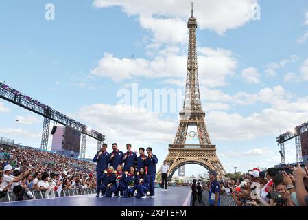 Parigi, Francia. 7 agosto 2024. I pattinatori di figura della squadra USA alle Olimpiadi di Pechino 2022 celebrano le loro medaglie d'oro durante una cerimonia al Champions Park, di fronte alla Torre Eiffel, a Parigi, in Francia, mercoledì 7 agosto, 2024. la cerimonia della medaglia olimpica per l'evento della squadra di pattinaggio artistico non ha potuto svolgersi a Pechino a causa dell'incertezza giuridica in corso a seguito della squalifica di Kamila Valieva (allora Comitato Olimpico russo/ROC) dalla competizione. Foto di Maya Vidon-White/UPI credito: UPI/Alamy Live News Foto Stock