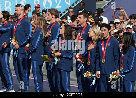 Parigi, Francia. 7 agosto 2024. I pattinatori di figura della squadra USA alle Olimpiadi di Pechino 2022 celebrano le loro medaglie d'oro durante una cerimonia al Champions Park, di fronte alla Torre Eiffel, a Parigi, in Francia, mercoledì 7 agosto, 2024. la cerimonia della medaglia olimpica per l'evento della squadra di pattinaggio artistico non ha potuto svolgersi a Pechino a causa dell'incertezza giuridica in corso a seguito della squalifica di Kamila Valieva (allora Comitato Olimpico russo/ROC) dalla competizione. Foto di Maya Vidon-White/UPI credito: UPI/Alamy Live News Foto Stock