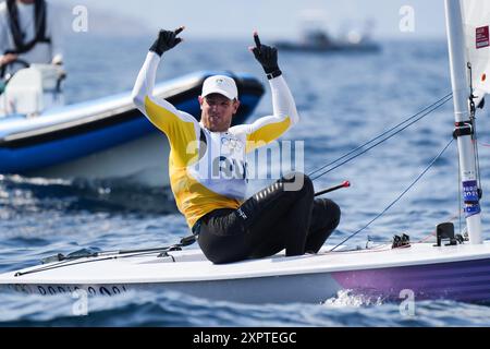 Marsiglia, Francia. 7 agosto 2024. Matt Wearn dell'Australia celebra dopo la gara di medaglie maschili delle gare veliche dei Giochi Olimpici di Parigi 2024 al Marsiglia Marina di Marsiglia, Francia, 7 agosto 2024. Crediti: Zheng Huansong/Xinhua/Alamy Live News Foto Stock