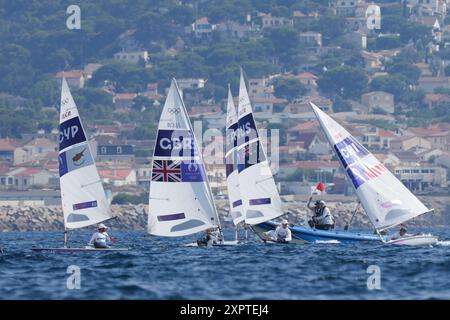 Marsiglia, Francia. 7 agosto 2024. Gli atleti gareggiano durante la gara della medaglia maschile di gommone delle gare veliche dei Giochi Olimpici di Parigi 2024 al Marsiglia Marina di Marsiglia, Francia, 7 agosto 2024. Crediti: Zheng Huansong/Xinhua/Alamy Live News Foto Stock