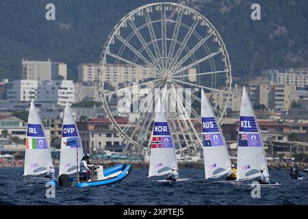 Marsiglia, Francia. 7 agosto 2024. Gli atleti gareggiano durante la gara della medaglia maschile di gommone delle gare veliche dei Giochi Olimpici di Parigi 2024 al Marsiglia Marina di Marsiglia, Francia, 7 agosto 2024. Crediti: Zheng Huansong/Xinhua/Alamy Live News Foto Stock