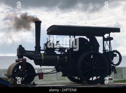 Un motore a vapore vecchio di 100 anni in silhouette nel Wyndham WWI Memorial Park di Grantham Foto Stock