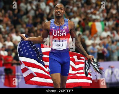 Parigi, Francia. 7 agosto 2024. Quincy Hall of the U.S. celebra dopo aver vinto la finale maschile dei 400 m durante la gara di atletica leggera dei Giochi Olimpici di Parigi 2024 allo Stade de France di Parigi, Francia, mercoledì 7 agosto 2024. Matthew Hudson-Smith della Gran Bretagna vinse l'argento e Muzala Samukonga dello Zambia prese il bronzo. Foto di Hugo Philpott/UPI. Crediti: UPI/Alamy Live News Foto Stock