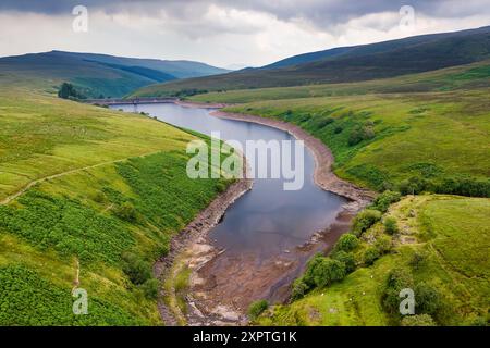 Vista aerea del lago artificiale di Grwyne Fawr nei Brecon Beacons in una giornata tempestosa Foto Stock