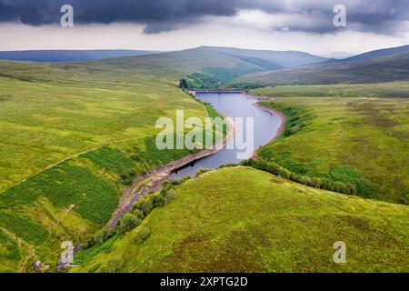 Vista aerea del lago artificiale di Grwyne Fawr nei Brecon Beacons in una giornata tempestosa Foto Stock