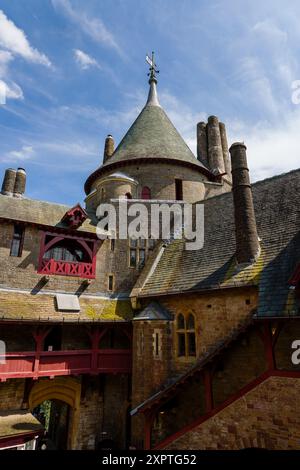 Esterno del castello medievale restaurato Coch a nord di Cardiff, Galles Foto Stock