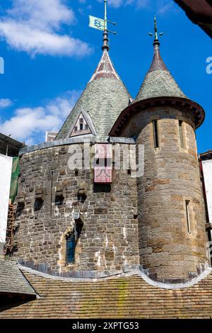 Esterno del castello medievale restaurato Coch a nord di Cardiff, Galles Foto Stock