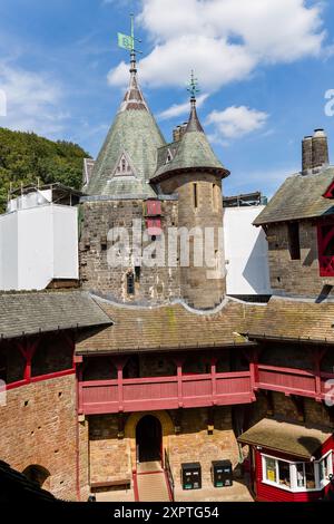 Esterno del castello medievale restaurato Coch a nord di Cardiff, Galles Foto Stock