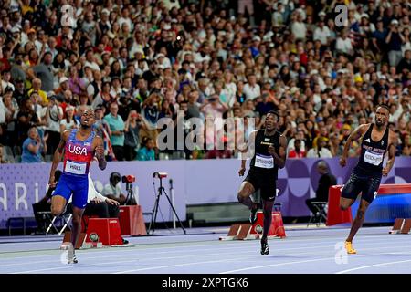 Parigi, Francia. 7 agosto 2024. PARIGI, FRANCIA - 7 AGOSTO: Matthew Hudson-Smith di Gran Bretagna R) contro Quincy Hall degli Stati Uniti L) e Muzala Samukonga di Zambia C) durante la finale maschile dei 400 m il giorno dodici dei Giochi Olimpici di Parigi 2024 allo Stade de France il 7 agosto 2024 a Parigi, Francia. (Daniela Porcelli/SPP) credito: SPP Sport Press Photo. /Alamy Live News Foto Stock