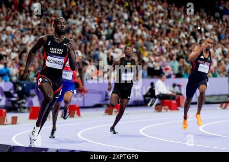 Parigi, Francia. 7 agosto 2024. PARIGI, FRANCIA - 7 AGOSTO: Jereem Richards di Trinidad e Tobago L) contro Matthew Hudson-Smith di Gran Bretagna R) e Muzala Samukonga di Zambia C) durante la finale maschile dei 400 m il giorno dodici dei Giochi Olimpici di Parigi 2024 allo Stade de France il 7 agosto 2024 a Parigi, Francia. (Daniela Porcelli/SPP) credito: SPP Sport Press Photo. /Alamy Live News Foto Stock