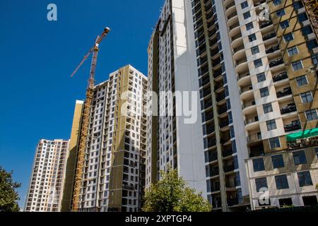 Odesa, Ucraina, 7 agosto 2024 paesaggio urbano, durante la guerra con la Russia, gli edifici di Odesa sono il bersaglio dei missili russi e la gente è in strada Foto Stock