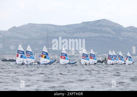 Marsiglia, Francia. 7 agosto 2024. Le atlete gareggiano durante la gara femminile di medaglia di gommone delle gare veliche dei Giochi Olimpici di Parigi 2024 al Marsiglia Marina di Marsiglia, Francia, 7 agosto 2024. Crediti: Zheng Huansong/Xinhua/Alamy Live News Foto Stock