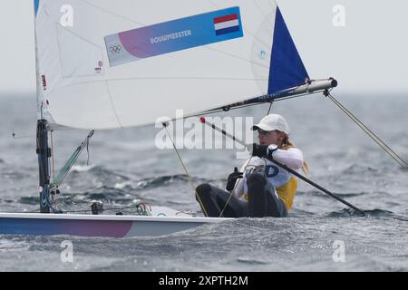 Marsiglia, Francia. 7 agosto 2024. Marit Bouwmeester dei Paesi Bassi gareggia durante la gara di medaglie di gommone femminile delle gare veliche dei Giochi Olimpici di Parigi 2024 presso Marsiglia Marina di Marsiglia, Francia, 7 agosto 2024. Crediti: Zheng Huansong/Xinhua/Alamy Live News Foto Stock