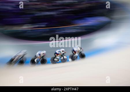 PARIGI, FRANCIA. 7 agosto 2024. Thomas Boudat, Benjamin Thomas, Thomas Denis, Valentin Tabellion del Team France in azione durante le finali di inseguimento a squadre maschile del dodicesimo giorno dei Giochi Olimpici di Parigi 2024 al Velodromo di Saint-Quentin-en-Yvelines, Parigi, Francia. Crediti: Craig Mercer/Alamy Live News Foto Stock