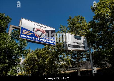 Odesa, Ucraina, 7 agosto 2024 paesaggio urbano, durante la guerra con la Russia, gli edifici di Odesa sono il bersaglio dei missili russi e la gente è in strada Foto Stock